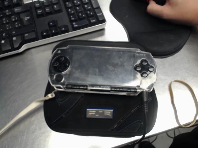 Psp 2000 avec quelque jeux dans case