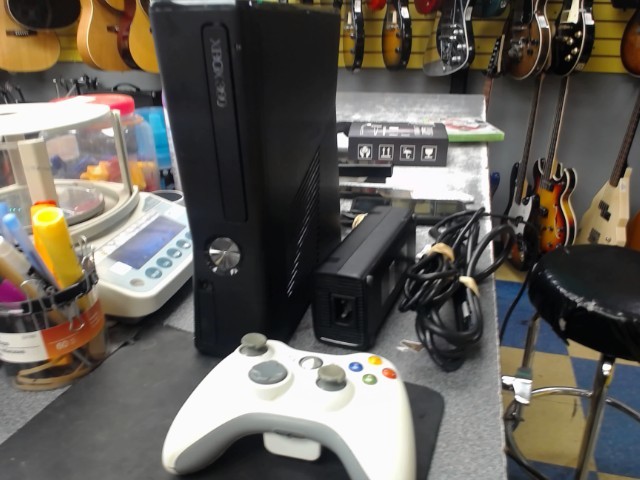 Xbox 360 slim avec manette + 2 jeux