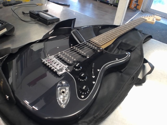 Squier stratocaster elec guit dans case