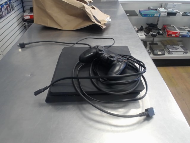 Ps4 500g avec 2 man et 8 jeux