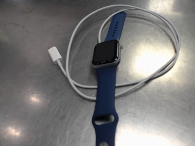 Apple watch se 1st gen avec chargeur