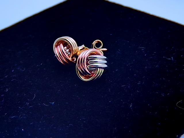 BOUCLES D OREILLES EN OR 10KT