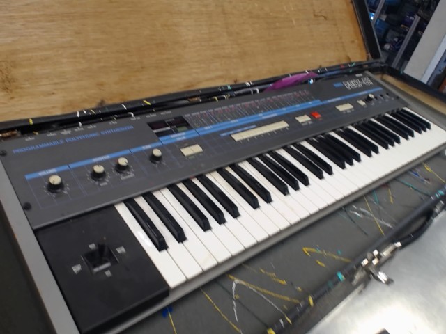 Synthetiseur dans case