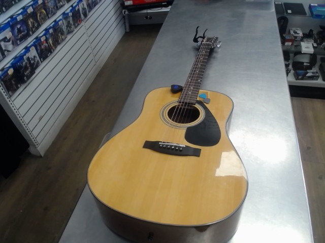 Guitare acoustique avec hard case