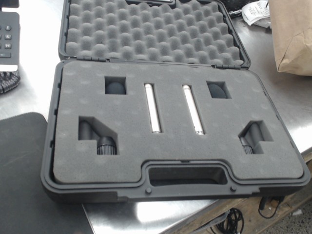 Paire de micro dans leur boite *sale*