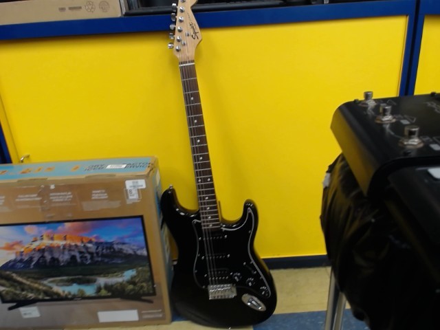 Guitare noir manque back plate