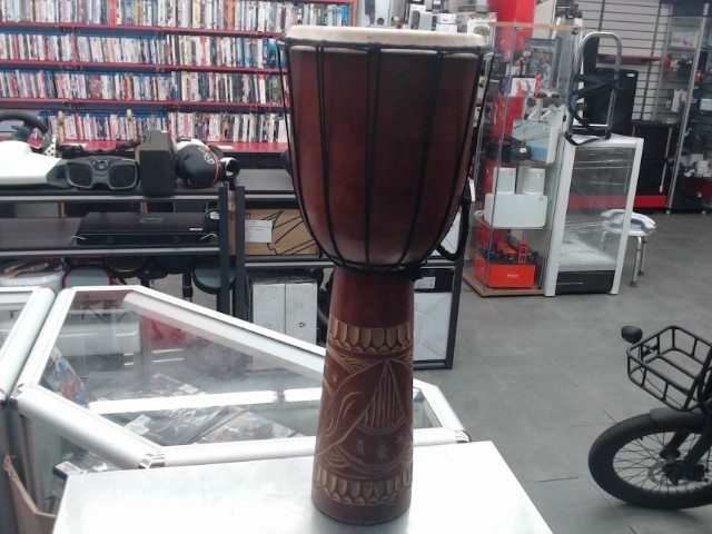 Djembe en peau de chevre a la main