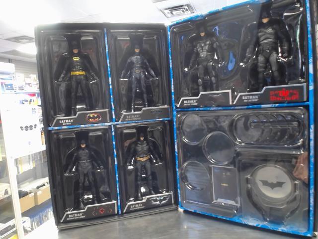 6 batman figures and 1 batsignal