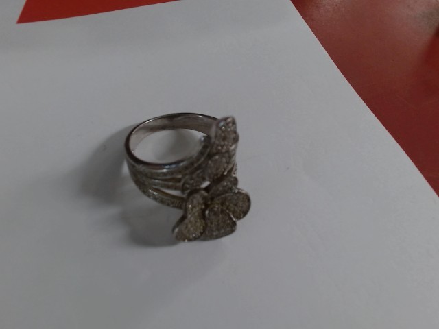 Bague en argent avec fleurs