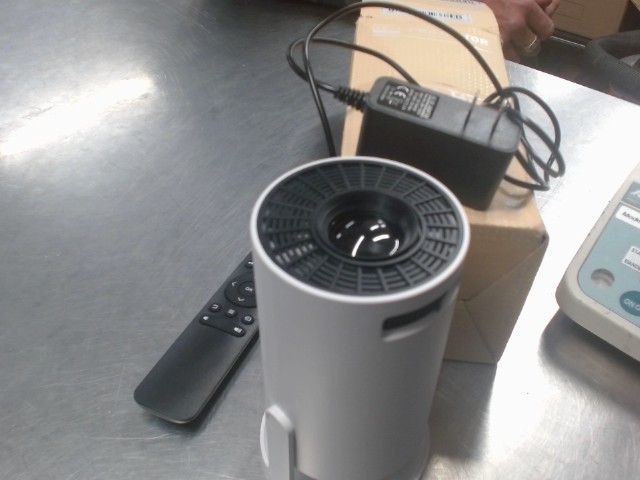 Projector home theater in box like new