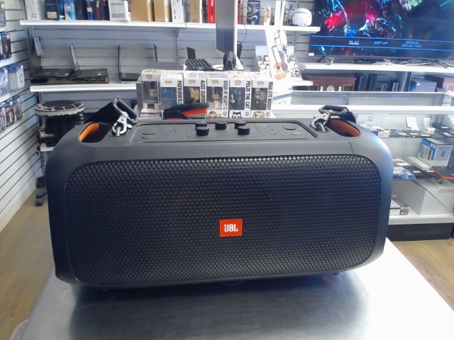 Speakers party box ont the go