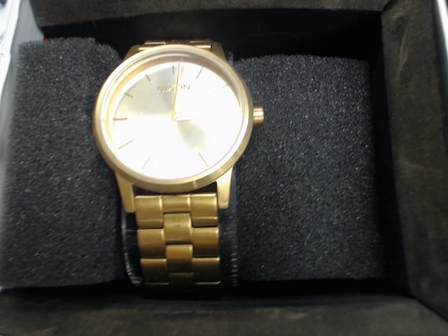 Montre pour femmes couleur or en boite