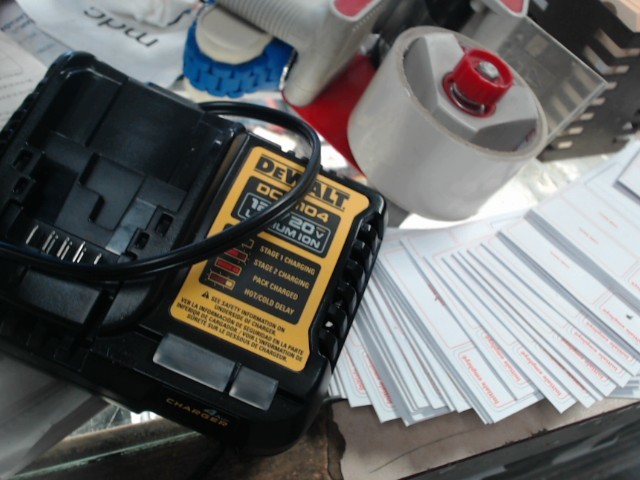 Chargeur 4ah 12v 20v neuf