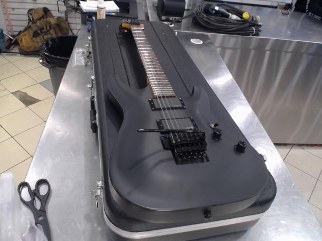 Guitare noir dans case dure