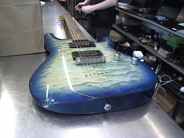 Guitare shecter bleu chipped
