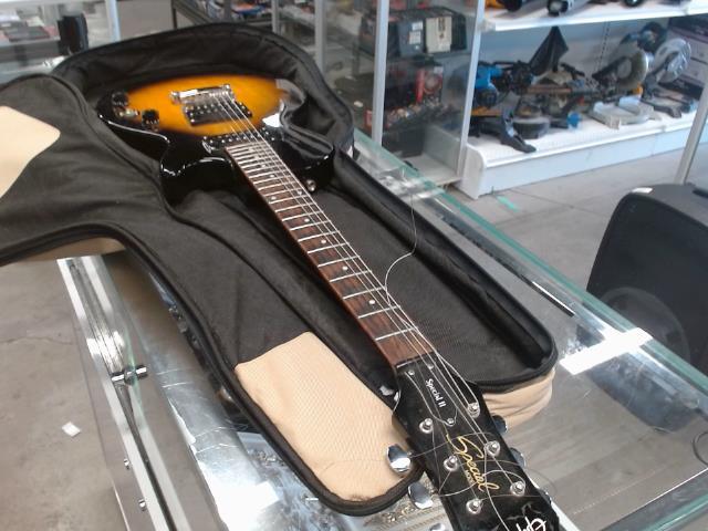 Guitar epihone dans le case deja apporte
