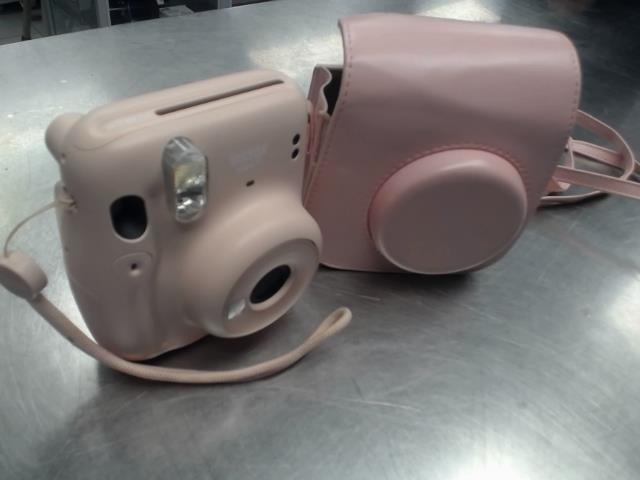 Camera photo instax dans case rose