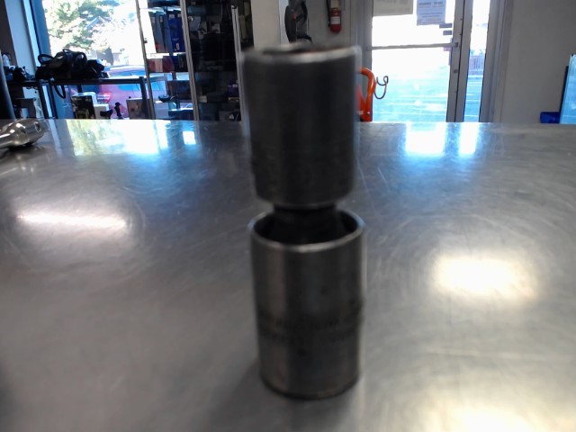Shallow swivel impact socket