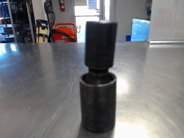 Shallow swivel impact socket