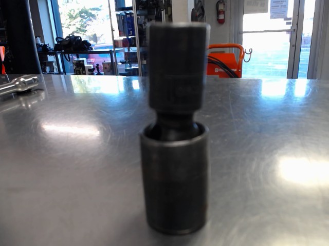 Shallow swivel impact socket
