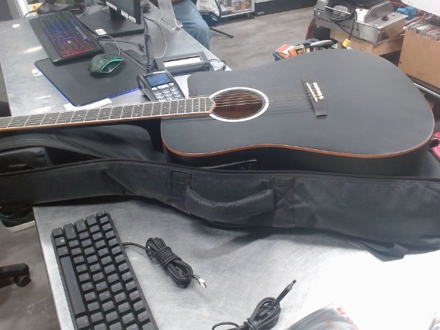 Guitare noire avec case pick et tuner