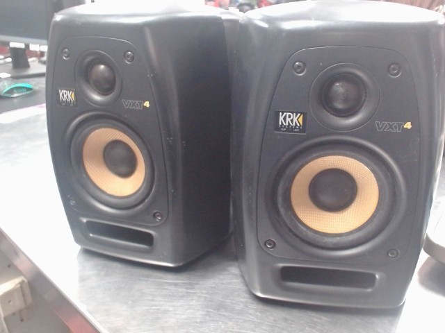 Pair of active moniters vxt4