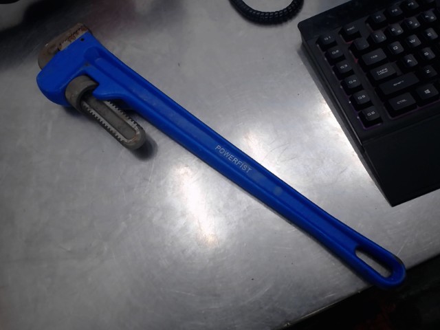 Pipewrench powerfist