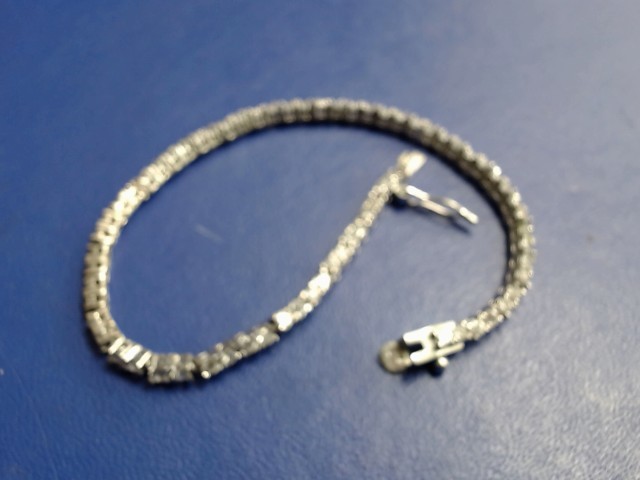 Bracelet avec pierres style tennis