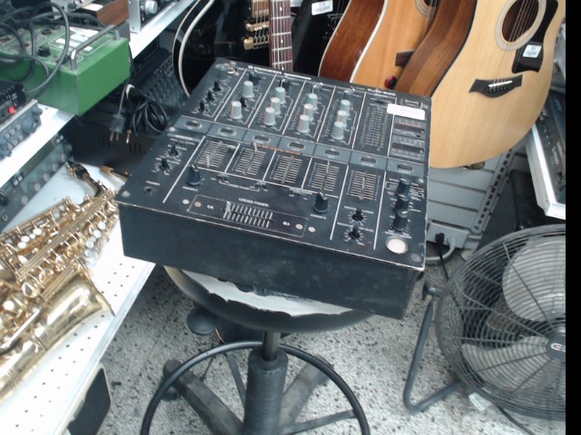 Pioneer djm-500 turns on