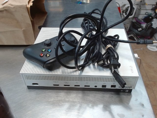 Xbox one s 825g avec une manette + fils