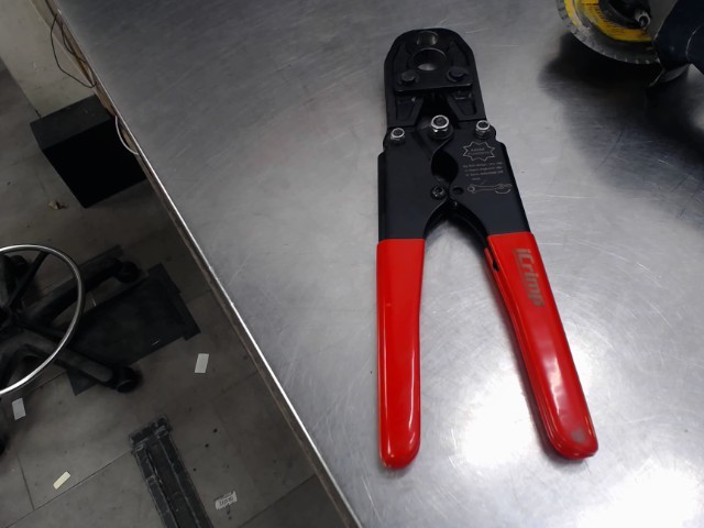 Pince pour crimper