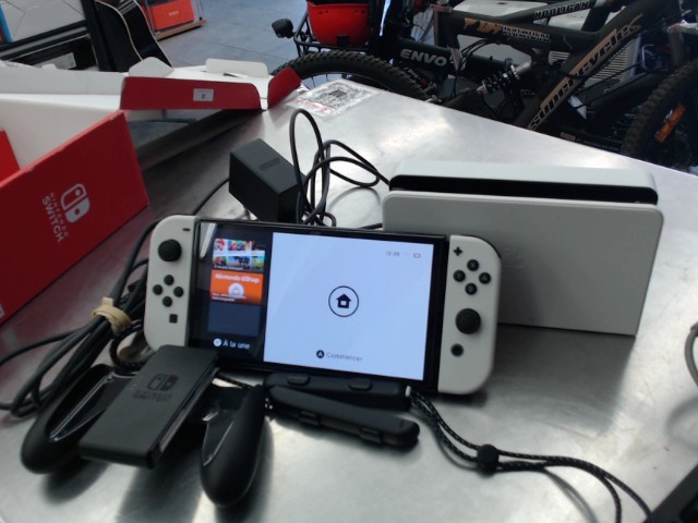 Console nintendo switch oled en boite