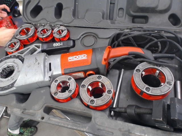 Hand held power drive pipe threader