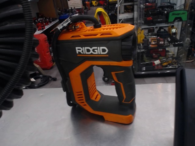 Air pump a battery