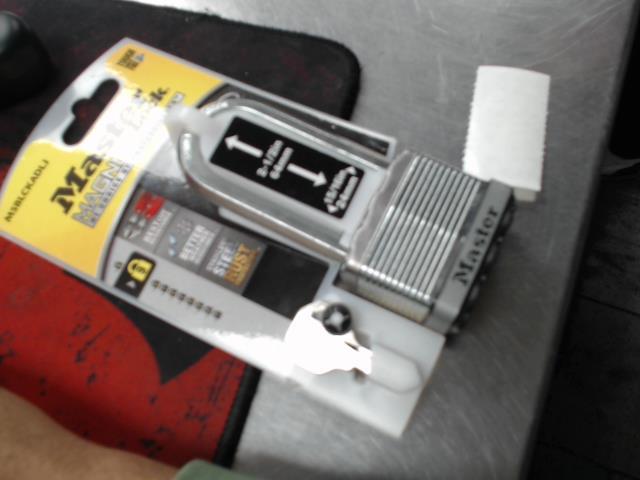 Cadenas master lock en acier neuf