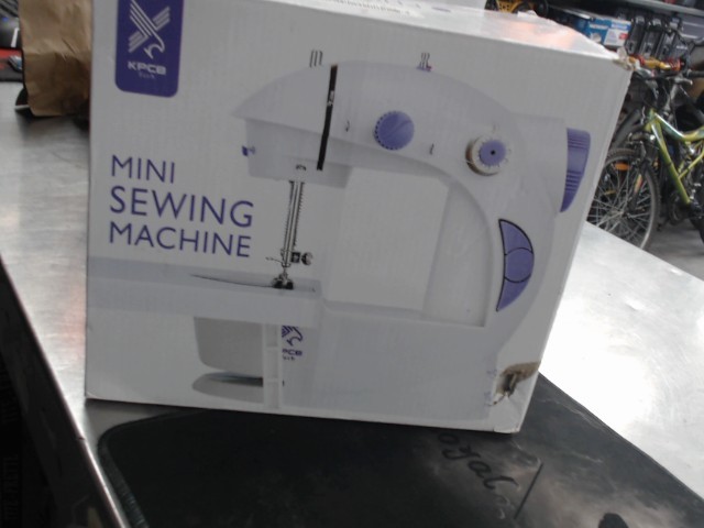 Machine a coudre blanche et mauve sewing