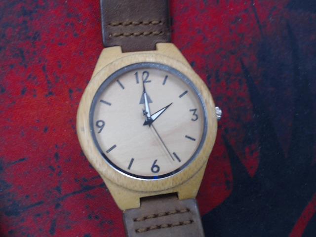Montre en bois avec bracelet de cuir