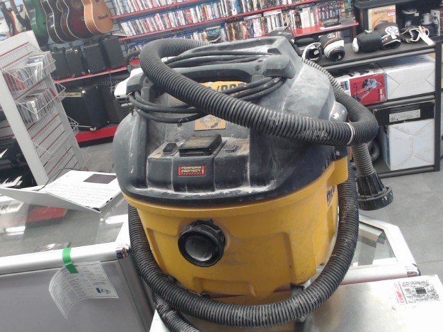 Aspirateur a platre avec son tuyeau