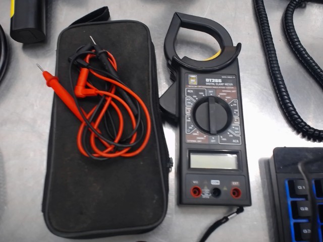 Digital clamp meter dans etui
