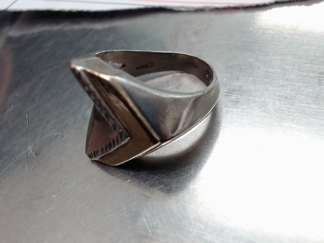 Bague en argent avec un v en or