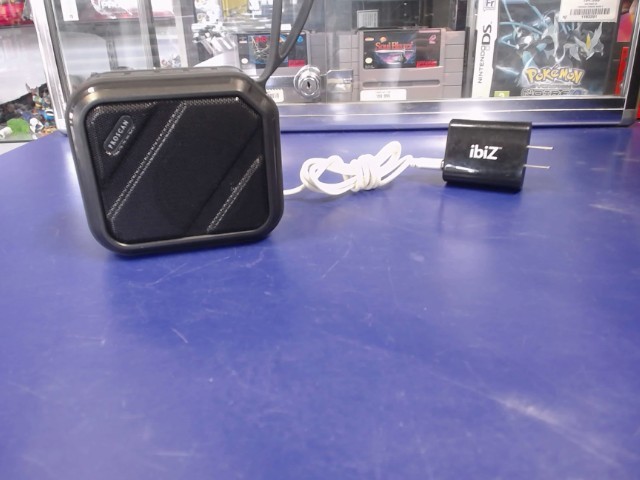 Petit speaker noir avec fil et bloc