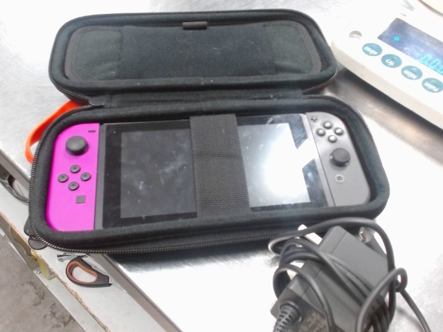 Switch no dock avec joycon gris mauve