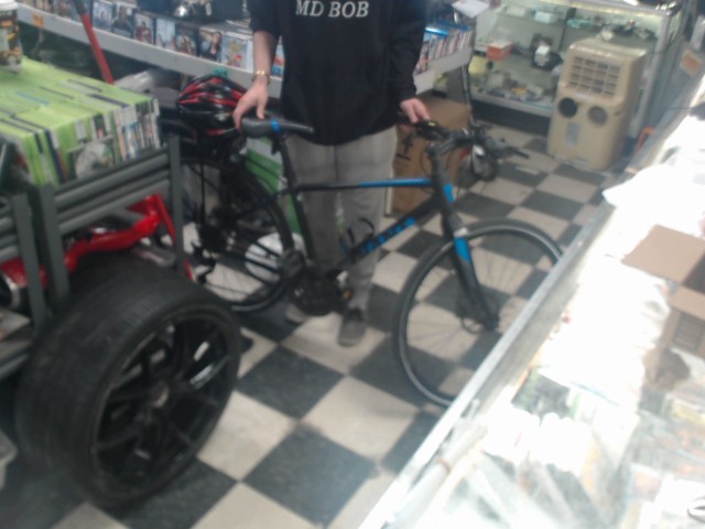 Velo de route gris fonc et bleu