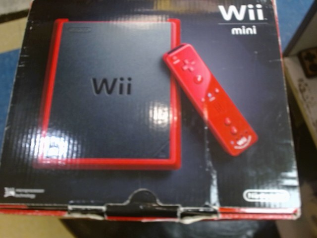Wii mini rouge avec 2 jeux et 1 manette