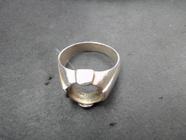 Bague avec la pierre qui manque