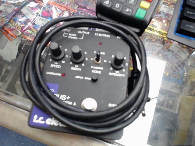 Pedal guitare noire et mauve a fils