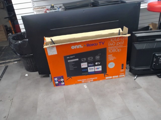 Tv onn 40'' avec fil et man dans boite