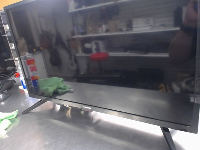 Tv 32'' lcd 2020 + man