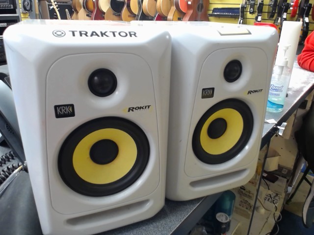 Pair of white rokit 5 speaker +cord