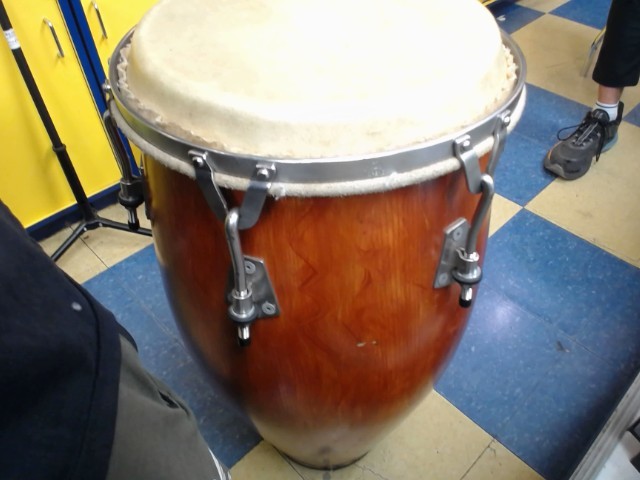 Gros tamboure konga dans son case